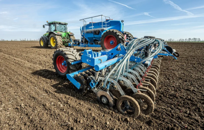 Lemken valmistas suurfarmidele 12-meetrise Solitair ST