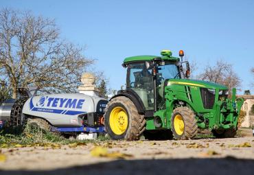 John Deere 5130ML: kitsas hirv