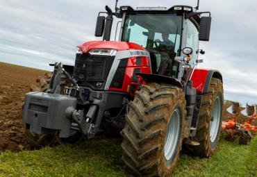 Massey Ferguson 8S saab üle 300 hj mootori